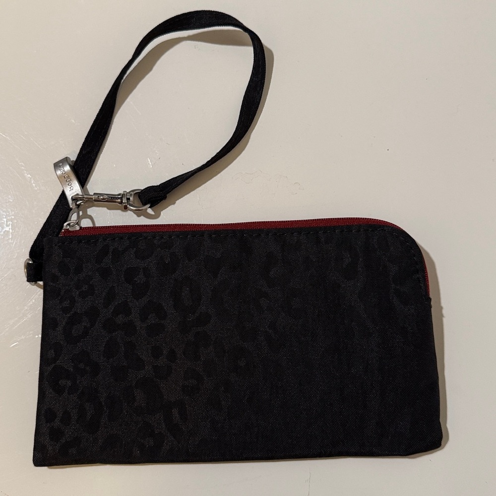 Baggallini Black and Red RFID Wristlet - Picture 3 of 6